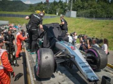 El monoplaza de Nico Rosberg en la grúa. 