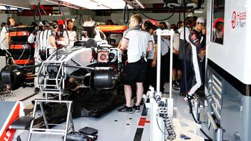 Mécanicos de Haas trabajan en el coche de Esteban Gutierrez