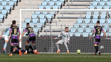 VIGO (PONTEVEDRA), 26/02/2023.- El portero del Real Valladolid Sergio Asenjo (2d) encaja el primer gol del Celta de Vigo, en el partido de la jornada 23 de LaLiga que se disputa hoy domingo en el estadio de Balaídos, en Vigo. EFE/ Salvador Sas