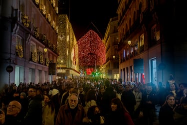 Madrid ilumina sus calles con más de 13 millones de luces LED en 240 puntos de la ciudad, destacando un árbol de 37 metros en Sol, un túnel luminoso en Gran Vía y un ángel gigante de 18 metros en Colón.