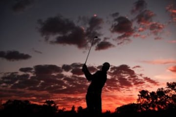 PRETORIA, SOUTH AFRICA - FEBRUARY 12:  A player hits a shot as he warms up at sunrise before the start of the second round of the Tshwane Open at Pretoria Country Club on February 12, 2016 in Pretoria, South Africa.  (Photo by Stuart Franklin/Getty Images