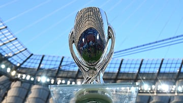 El trofeo de campeón de la Supercopa de Europa de la UEFA, cuya edición de 2024 enfrenta a Real Madrid y Atalanta en el Estadio Nacional de Varsovia (Polonia).