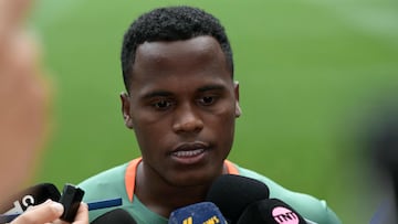Fluminense's Colombian midfielder #21 Jhon Arias speaks to the media during a training session at the Harrison Stadium in East Rutherford, New Jersey, on July 7, 2025, on the eve of the FIFA Club World Cup 2025 semifinal football match between Brazil's Fluminense and England's Chelsea. (Photo by JUAN MABROMATA / AFP)