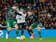 VALENCIA, 10/01/2026.- El delantero belga del Valencia, Largie Ramazani (c), disputa el balón ante los jugadores del Elche, Federico Redondo (i) y Victor Chust, durante el partido de la jornada 19 de LaLiga EA Sports que disputan el Valencia CFy el Elche CF este sábado, en el estadio de Mestalla. EFE/ Biel Aliño