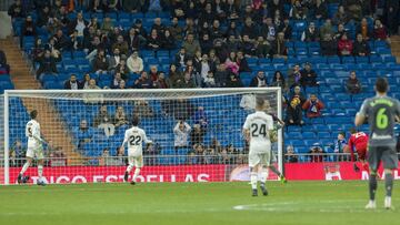 Triste imagen. Tras el 0-2 de Pardo para la Real Sociedad en el 83’, el Bernabéu se vació; ya había sido la segunda peor entrada de esta temporada en Liga (53.412 espectadores)...