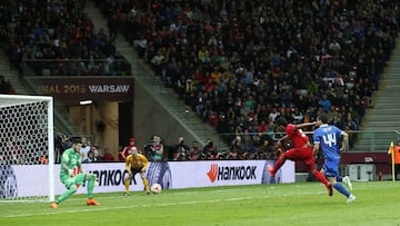 Bacca dispara para anotar el 2-3 en Varsovia.