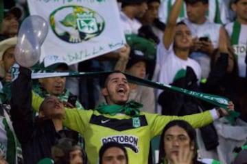 Hinchas de todo el país alentaron al verde en el estadio de Quito.