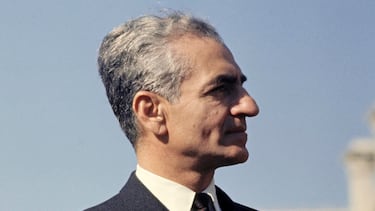 El día que el Sha de Irán montó la fiesta más cara del siglo XX en pleno desierto: 50.000 pájaros muertos y un tarro de tierra final