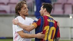 Luka Modric y Leo Messi en el Cl&aacute;sico Barcelona-Real Madrid de la primera vuelta en el Camp Nou.