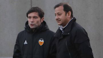 Marcelino departe con el presidente del Valencia, Anil Murthy, en una imagen de archivo.