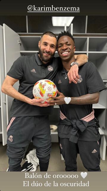 Benzema y Vinicius posan con el balón del hat-trick