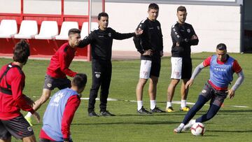 Míchel, durante el entrenamiento del Rayo.