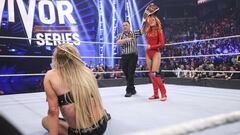 Becky Lynch celebra su victoria sobre Charlotte Flair en Survivor Series.
