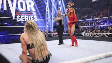 Becky Lynch celebra su victoria sobre Charlotte Flair en Survivor Series.