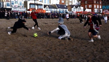 En la playa de Scarborough, Inglaterra, se ha jugado un Boxing Day diferente, a falta de partidos de la Premier League (solo se jugó el Manchester United-Newcastle). Bomberos y pescadores de la zona jugaron un divertido partido en playa ataviados con accesorios navideños para celebrar uno de los días más especiales de fútbol inglés.