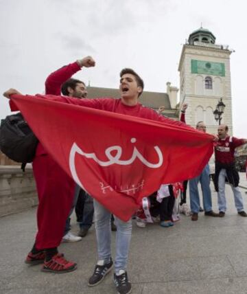 Miles de seguidores del Sevilla han llenado de colorido las calles de la capital polaca a la espera del partido.