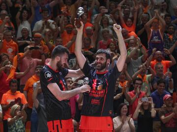 Celebrando su reciente título de Liga con el Valencia Basket 2017