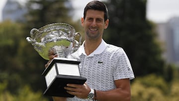 Novak Djokovic posa con el Trofeo Norman Brookes como campe&oacute;n del Open de Australia en el Royal Botanic Gardens Victoria de Melbourne.