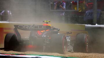 Sergio Pérez se estrella durante la práctica final antes del Gran Premio de F1 de Emilia-Romaña en el circuito Autodromo Enzo e Dino Ferrari el 18 de mayo de 2024 en Imola, Italia. 