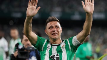 SEVILLA, 04/06/2023.- El delantero del Betis, Joaquín Sánchez, emocionado en su último encuentro como jugador profesional durante el partido correspondiente a la última jornada de Liga que disputan hoy domingo frente al Valencia en el estadio Benito Villamarín, en Sevilla. EFE/José Manuel Vidal.
