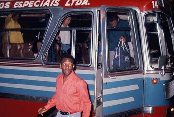 Pelé bajándose del transporte que movía a la Selección de Brasil.