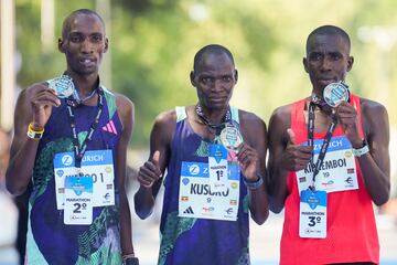 El atleta ugandés Geofrey Kusuro (en el centro) fue el ganador. El keniano Sila Kiptoo (izquierda) fue segundo y su compatriota Bernard Kimpkemboi (derecha), tercero.