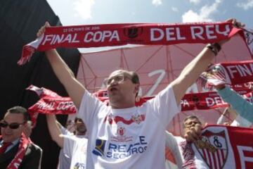 El presidente Pepe Castro se acercó hasta las instalaciones de la Pradera de San Isidro donde se concentró la afición del Sevilla.