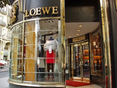 Loewe es una prestigiosa casa de moda española fundada en 1846 en Madrid por Enrique Loewe Roessberg. Desde sus inicios, la marca se ha especializado en artículos de cuero de alta calidad, convirtiéndose en un referente del lujo y la artesanía. A lo largo de los años, Loewe ha evolucionado, combinando tradición y modernidad en sus diseños. Actualmente, forma parte del grupo LVMH y está bajo la dirección creativa de Jonathan Anderson, quien ha revitalizado la marca con un enfoque innovador.
Loewe es reconocida por su compromiso con la excelencia, su vínculo con la cultura española y su apoyo a la artesanía a través de la Fundación Loewe.