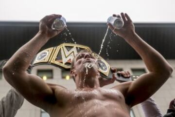 Rob Gronkowski celebra euforicamente la victoria de los Patriots. Estar ausente por lesión en la SuperBowl LI no le amilanó para celebrar a lo grande el título de su equipo.