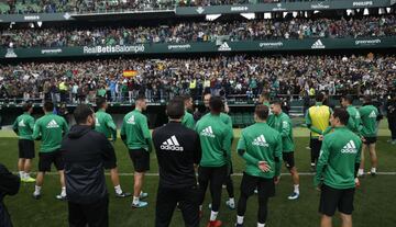 Miles de personas llenaron las gradas del estadio Benito Villamarín en el último entrenamiento de los béticos antes del derbi sevillano de Liga.