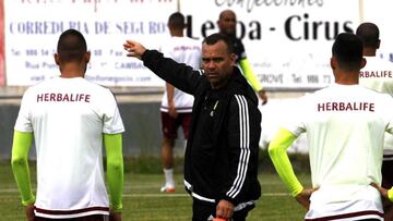 El entrenador de la selección de Venezuela, Rafael Dudamel, durante el entrenamiento realizado hoy en el campo de Portonovo.