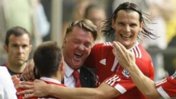 <b>ALEGRÍA. </b>Van Gaal dijo que casi se cae tras el abrazo de Ribéry.