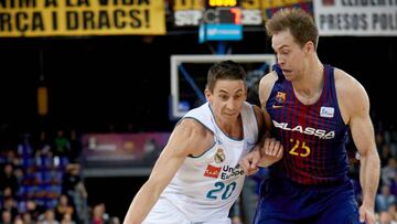GRAF9853. BARCELONA, 11/03/2018.- El escolta estadounidense del Real Madrid Jaycee Carroll (i) intenta superar al escolta finlandés del Barcelona Lassa, Petteri Koponen, durante el partido de la vigésimo segunda jornada de liga ACB disputado