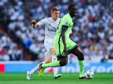 Toure controla el balón durante el partido contra el Madrid.