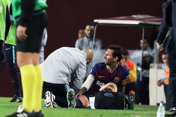 Messi, en una mala caída en la primera parte del encuentro, se lesionó el brazo derecho y tuvo que ser sustituido.