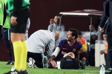 Messi, en una mala caída en la primera parte del encuentro, se lesionó el brazo derecho y tuvo que ser sustituido. 