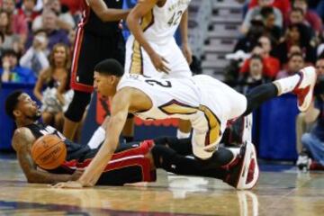 Udonis Haslem y Anthony Davis se tiran a por el balón.