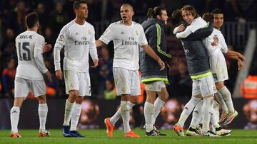 Los jugadores del Madrid, celebran la victoria en el Camp Nou.