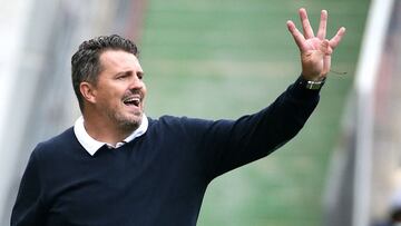 Óscar García, entrenador del Stade de Reims, da indicaciones durante un partido de Ligue 1.