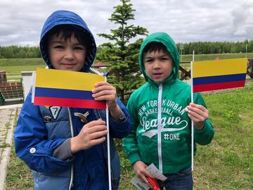 En su mayoría niños y familias rusas, junto a varios colombianos acompañaron a la Selección durante la práctica abierta al público este jueves en el estadio Sviyaga de Kazán. 