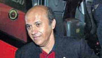 <b>LOS JAPONESES. </b>Éste era un sencillo e impactante eslógan publicitario donde se pretendía destacar la calidad y fiabilidad de un producto. Y es perfectamente aplicable al Sevilla, comandado por José María Del Nido (arriba) y dirigido por Juande Ramos (a la derecha). En la foto de la izquierda, 'pulmón' Poulsen y arriba podemos ver a Makukula conversando con Maresca. Todos a Extremo Oriente.