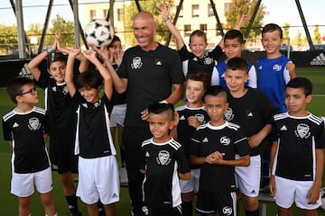 El técnico del Madrid presenta el "Zidane Five Club" un programa de educación y deporte en la localidad de Aix-en-Provence, al sur de Francia cerca de Marsella.