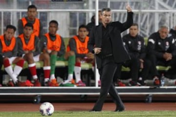 Fue ayudante de Sergio Markarián en Universidad de Chile. Después dirigió a la selección de Perú y hoy comanda a Peñarol.