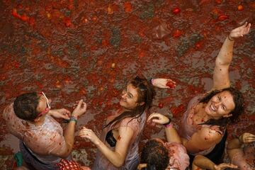 BUNOL, SPAIN - AUGUST 30: Revellers enjoy the atmosphere in tomato pulp while participating the annual Tomatina festival on August 30, 2017 in Bunol, Spain. An estimated 22,000 people threw 150 tons of ripe tomatoes in the world's biggest tomato fight held annually in this Spanish Mediterranean town. (Photo by Pablo Blazquez Dominguez/Getty Images)