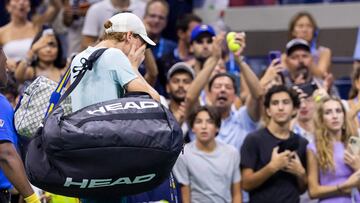 El tenista italiano Jannik Sinner abandona la pista Arthur Ashe entre lágrimas tras su derrota ante Alexander Zverev en los octavos de final del US Open 2023.