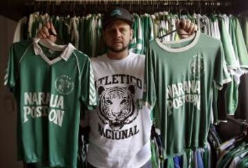 Felipe tiene una colección de más de 600 camisetas de Atlético Nacional. Entre sus tesoros más preciados están algunas que usó el defensor central Andrés Escobar.