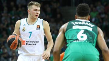 Luka Doncic, ante Toupane, durante el partido entre el Zalgiris y el Real Madrid de la cuarta jornada de la Euroliga.