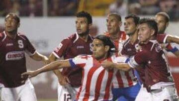 <b>AGARRADO. </b>Falcao es agarrado por un defensa del Saprissa. El colombiano siempre tuvo una férrea vigilancia y no marcó.