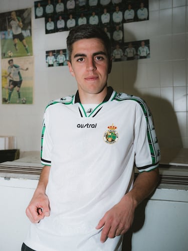 La camiseta está inspirada en la temporada 1996/1997 del Racing, recuperando uno de los diseños más representativos de la era Austral y una etapa muy recordada por la afición. Aquel periodo forma parte de la identidad reciente del club y de la memoria colectiva racinguista. El diseño mantiene la silueta clásica de los años 90, con corte recto y cuello tipo polo con detalles en verde y negro, sobre una base blanca con acentos verdiblancos en hombros y puños. Como elemento diferencial, incorpora un tejido jacquard personalizado con el escudo integrado en la trama y el emblema bordado en el pecho, reinterpretados con una mirada actual para reforzar el vínculo entre historia, pertenencia y presente.