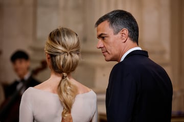 El presidente del Gobierno de España, Pedro Sanchez, y su mujer, Begoña Gómez durante los actos de conmemoración del décimo aniversario de la coronación del rey Felipe VI.